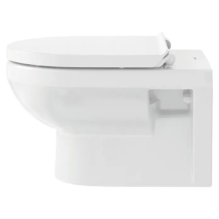 Duravit DuraStyle Wand-WC-Set Basic - Spülrandlos, Ohne Spezialglasur, Spülform: Tief, WC Abgang: Waagerecht, Weiß - Nahaufnahme einer wandhängenden Toilette, die ein modernes, minimalistisches Design und hygienische Sauberkeit zeigt.