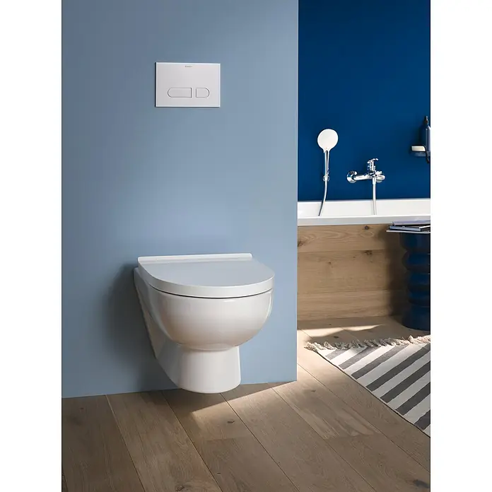 Duravit DuraStyle Wand-WC Basic - Spülrandlos, Ohne Spezialglasur, Spülform: Tief, WC Abgang: Waagerecht, Weiß - Ein modernes, wandhängendes WC in einem stilvollen Badezimmer mit blauen Wänden und Holzboden.