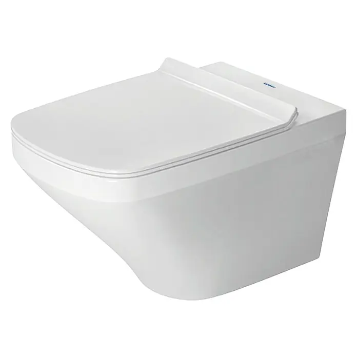 Duravit DuraStyle Wand-WC - Spülrandlos, Ohne Spezialglasur, Spülform: Tief, Sichtbarkeit Befestigung: Verdeckt, Weiß - Nahaufnahme einer wandhängenden Duravit Toilette in Weiß. Das moderne Design zeichnet sich durch klare Linien und eine geschlossene Form aus.