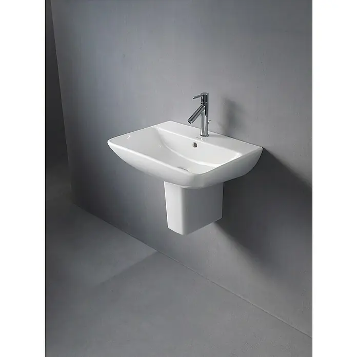 Duravit ME by Starck Waschtisch Typ 2 - 60 x 46 cm, Ohne Spezialglasur, Hahnloch: Mitte, Mit Überlauf, Weiß - Ein modernes, weißes Waschbecken mit Armatur an einer grauen Wand. Das Waschbecken ist minimalistisch gestaltet und wirkt sehr elegant.