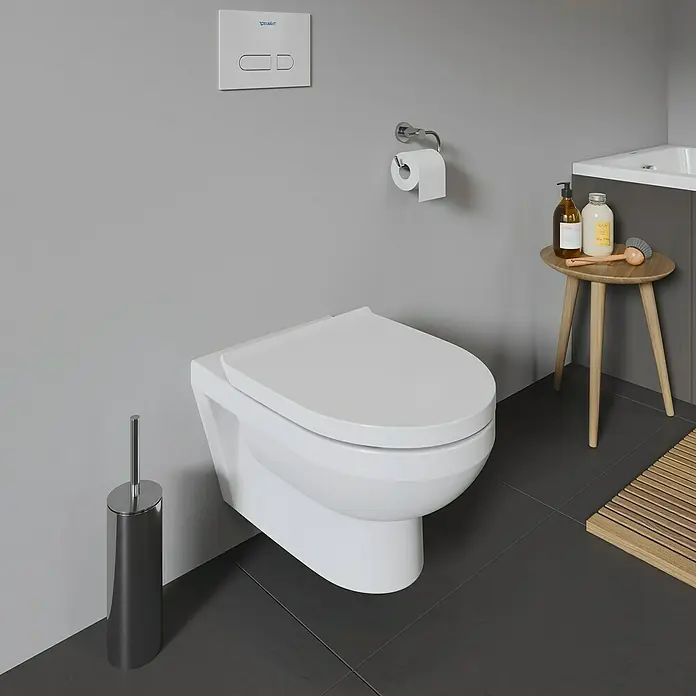 Duravit DuraStyle Wand-WC Basic - Spülrandlos, Ohne Spezialglasur, Spülform: Tief, WC Abgang: Waagerecht, Weiß - Nahaufnahme einer wandmontierten Duravit Toilette mit einem Spülkasten und einer Halterung für Toilettenpapier in einem modernen Badezimmer.