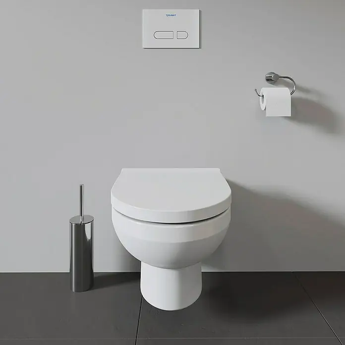 Duravit DuraStyle Wand-WC Basic - Spülrandlos, Ohne Spezialglasur, Spülform: Tief, WC Abgang: Waagerecht, Weiß - Nahaufnahme einer modernen, wandhängenden Duravit Toilette in einem stilvollen Badezimmer mit grauen Fliesen und minimalistischem Design.