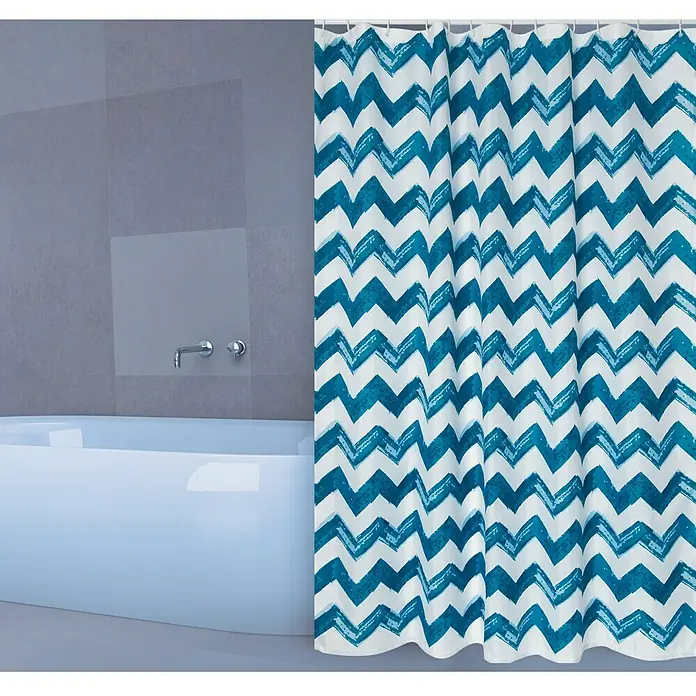 Venus Cortina de baño Le Cap - An x Al: 180 x 200 cm, Plástico, Azul/Blanco - Un baño con bañera blanca y cortina de ducha con estampado de zig-zag azul y blanco, lo que mejora el atractivo del baño.