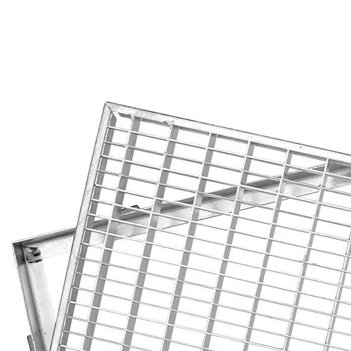 ACO Gitterrost mit Zarge - 70 x 40 cm, Maschenweite: 30/10 mm - Nahaufnahme eines Stahlgitters, das die robusten und industriellen Eigenschaften dieses wichtigen Bauelements hervorhebt.