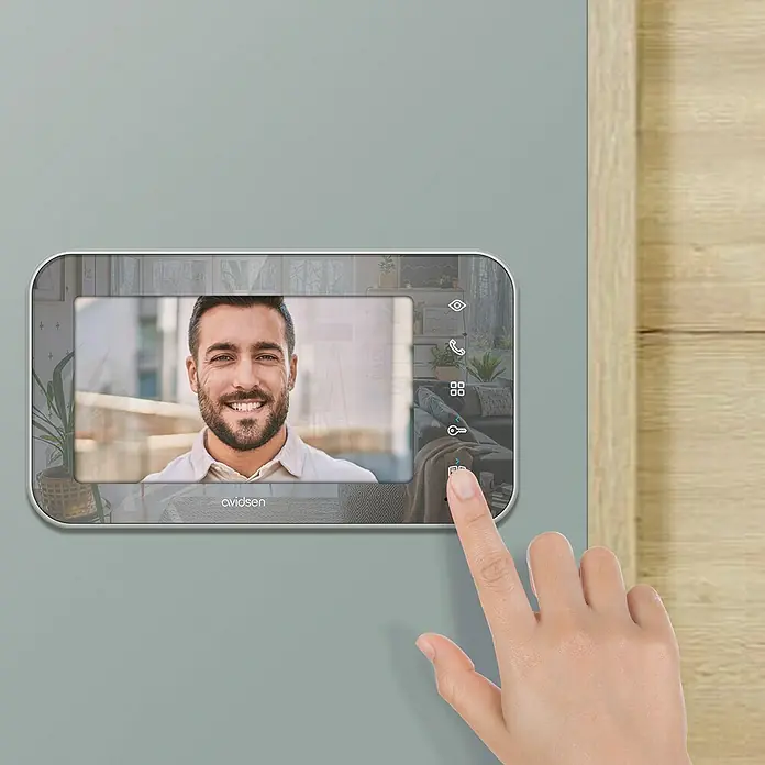 Avidsen Türklingel mit Kamera Video Türsprechanlage MayaSilber, 800 x 480 Pixel - Intelligente Türklingel mit Display. Die Finger der Hand tippen auf den Bildschirm.