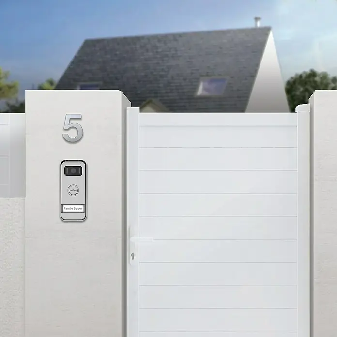 Avidsen Türklingel mit Kamera Video Türsprechanlage MayaSilber, 800 x 480 Pixel - Das Bild zeigt eine Außentür mit einer modernen Gegensprechanlage, Hausnummer 5 und einem weißen Tor, das einen stilvollen Eingangsbereich schafft.