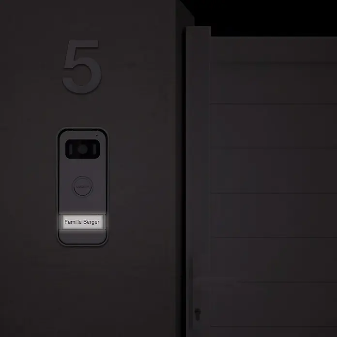 Avidsen Türklingel mit Kamera Video Türsprechanlage MayaSilber, 800 x 480 Pixel - Intelligente Türklingel mit "Familie Berger" Namensschild leuchtend, Hausnummer 5 sichtbar.