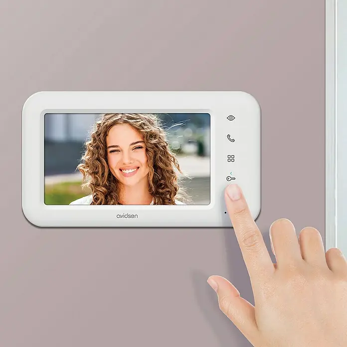 Avidsen Farb-Video-Türsprechanlage Elia - 2-Draht-Technik, Bildschirmgröße: 7″, 800 x 480 Pixel - Nahaufnahme einer Hand, die einen Avidsen-Video-Türsprechanlage bedient und die Tür öffnet.