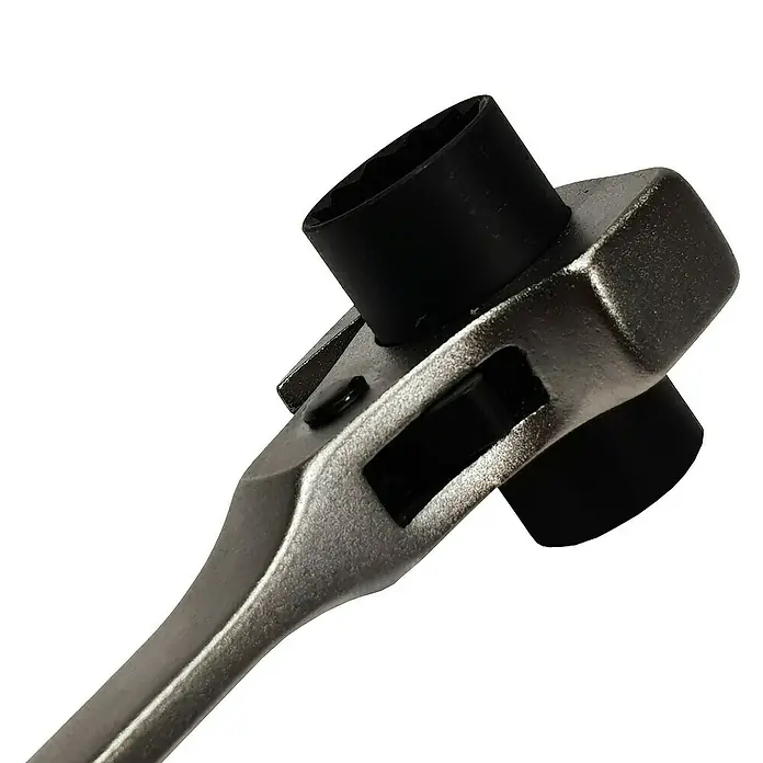 Heka Gerüstbauknarre mit Nagelzieher - Chrom-Vanadium-Stahl - Nahaufnahme eines Ringschlüssels mit Ratsche. Das Werkzeug ist aus Metall und hat einen schwarzen Griff.