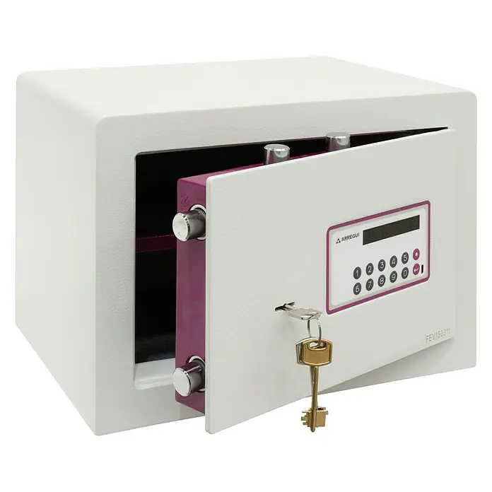 Arregui Caja fuerte Forma Evolution 150040 - L x An x Al: 38,5 x 30 x 27 cm, Tipo de bloqueo: Códigos de usuario - En la imagen, la caja fuerte Arregui en blanco, con cerradura digital y llave, ofreciendo seguridad y protección para objetos de valor.