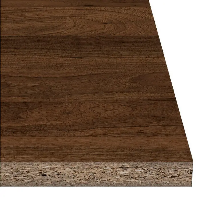 Tablero de melamina Memphis - Sapelly, 244 cm x 122 cm x 10 mm - Primer plano de un tablero de partículas recubierto con un atractivo patrón de vetas de madera y una estructura de aglomerado visible.