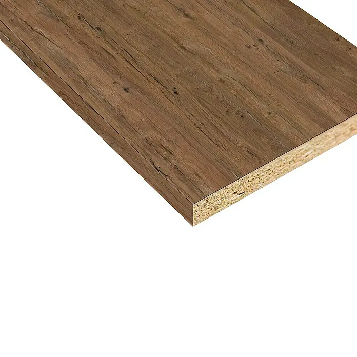 Tablero de melamina Salvaje Estepa - Roble, 244 cm x 60 cm x 16 mm - Detalle de un tablero de aglomerado con decoración de madera, ideal para la construcción de muebles y diseño de interiores. La placa muestra una estructura realista.