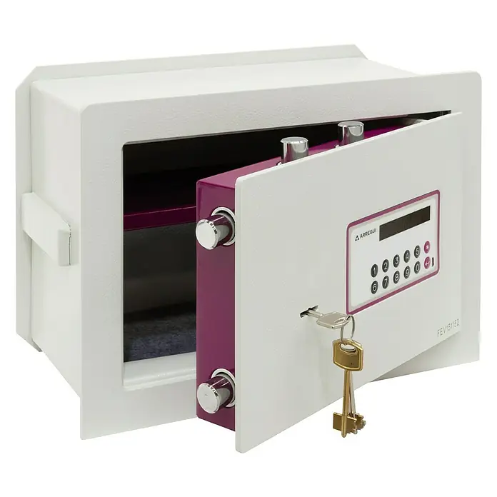 Arregui Caja fuerte empotrable Forma Evolution 151050 - L x An x Al: 30 x 42 x 32 cm, Cerradura de combinación electrónica - Una caja fuerte blanca Arregui con la puerta abierta que revela el interior morado y los controles, con llaves colgando en la cerradura.