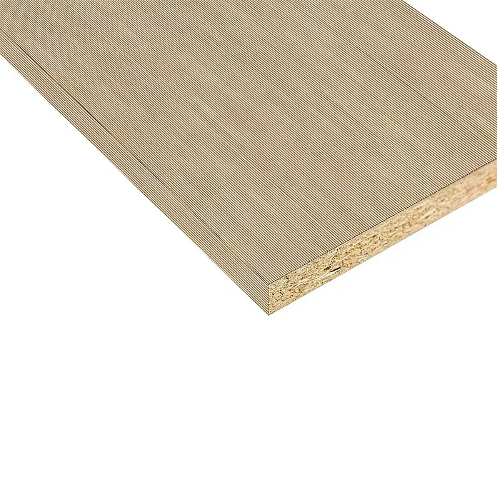 Tablero de melamina Alcatraz - Natural, 244 cm x 60 cm x 16 mm - Primer plano de tablero de partículas con finas vetas y textura de madera visible en el borde, ideal para fabricación de muebles o diseño.