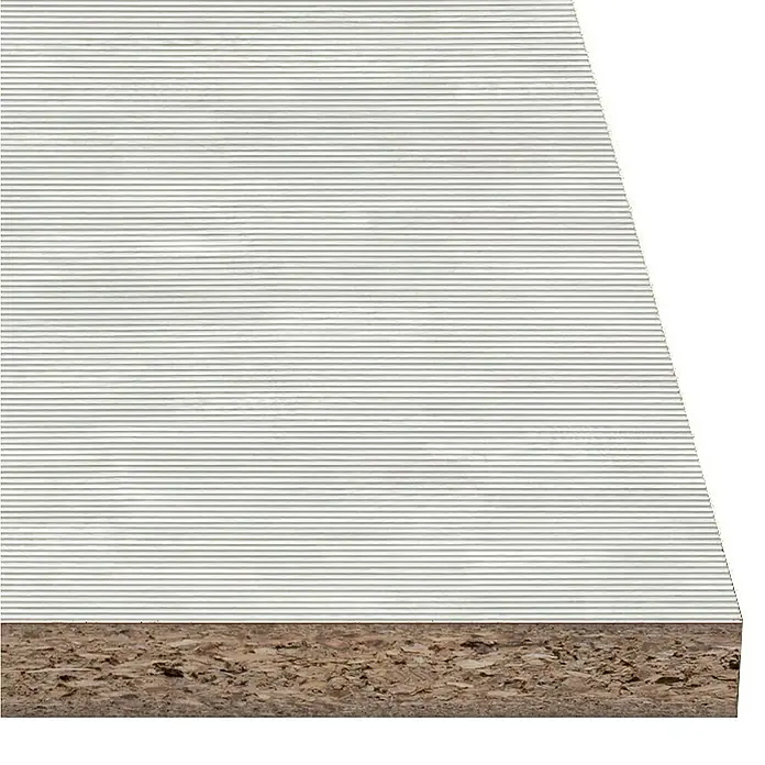 Tablero de melamina Alcatraz - Blanco, 244 cm x 122 cm x 16 mm - Primer plano de un tablero de partículas con superficie blanca acanalada, ideal para muebles e interiorismo.