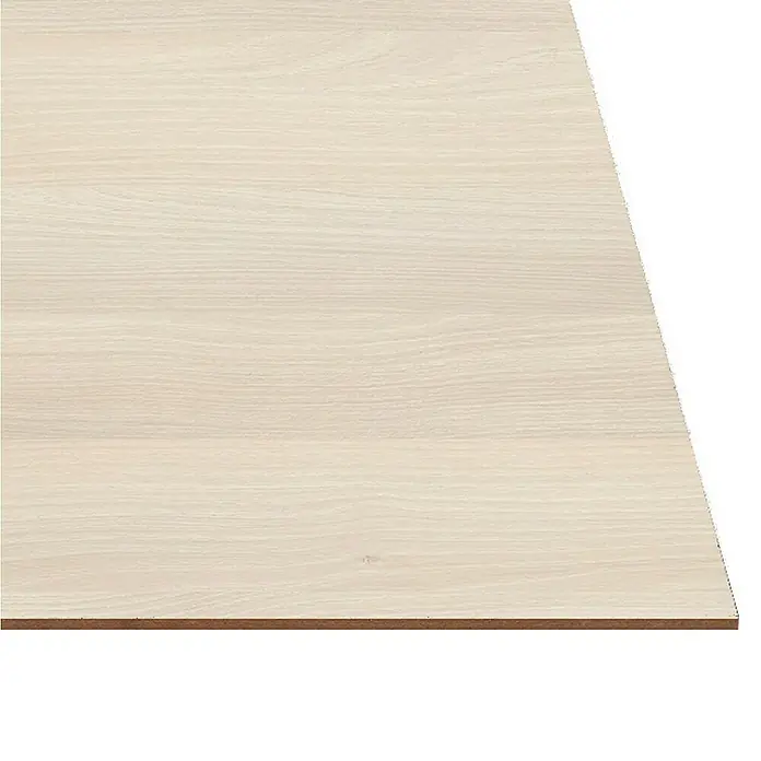 Tablero de melamina al corte Light Mediterranean - Roble claro, 244 cm x 122 cm x 3 mm - La imagen muestra un panel de madera clara con grano visible, lo que indica una mano de obra de alta calidad, ideal para la construcción de muebles.