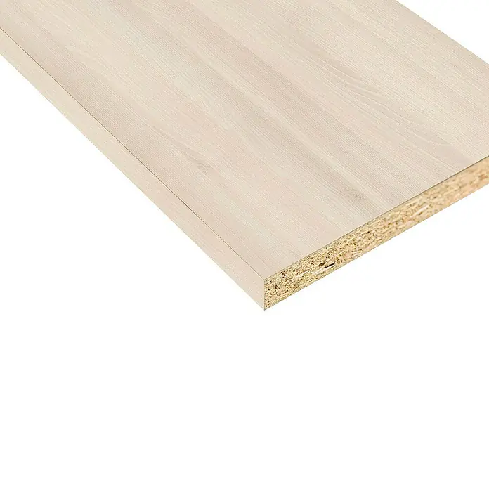 Tablero de melamina Light Mediterranean - Roble claro, 244 cm x 60 cm x 16 mm - Detalle de un tablero de partículas con acabado de grano de madera clara. Ideal para construcción de muebles o diseño de interiores.
