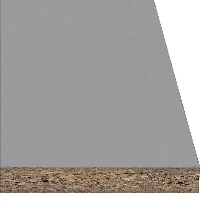 Tablero de melamina Aluminio LAN - Gris, 244 cm x 122 cm x 10 mm - Primer plano de un tablero de aglomerado con un revestimiento gris, resaltando la textura y composición del producto.