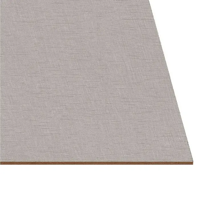 Tablero de melamina al corte Agadir - Gris, 244 cm x 122 cm x 3 mm - Primer plano de un tablero de madera con una textura de grano fino y gris y un borde marrón visible, ideal para muebles y diseño de interiores.