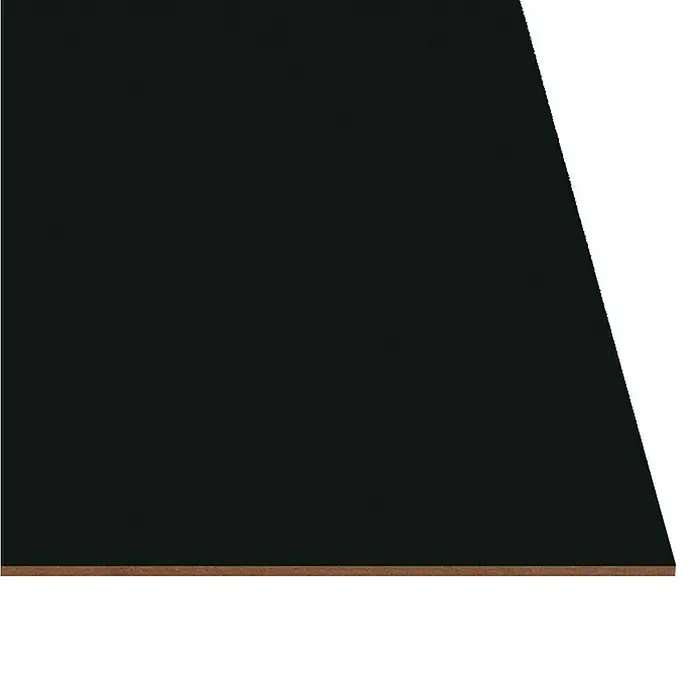 Tablero de melamina Black - Negro, 244 cm x 122 cm x 3 mm - Primer plano de una superficie de mesa negra con una sutil textura de madera en el borde, ideal para muebles.