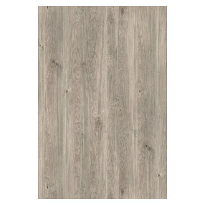 Tablero de melamina Greige Castello - Roble gris, 244 cm x 122 cm x 3 mm - Primer plano de una textura de madera gris claro con un patrón de grano distintivo, ideal para muebles e interiorismo.\n