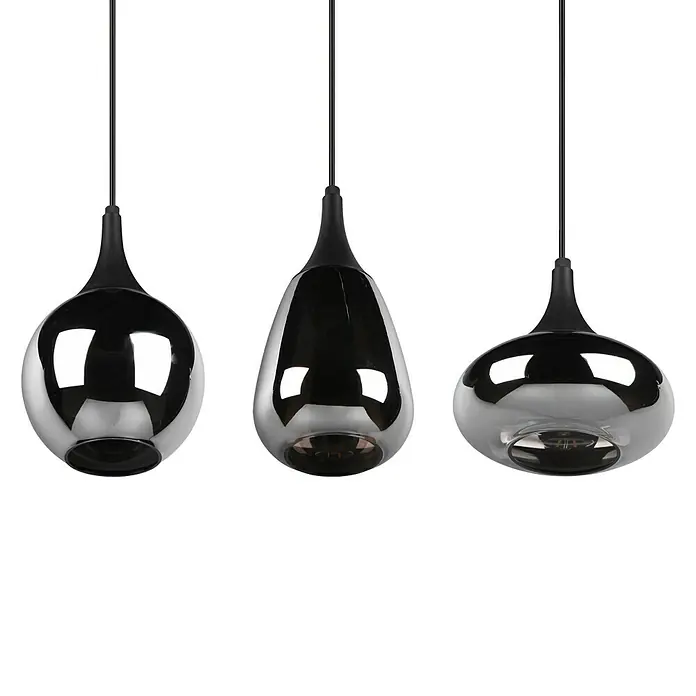 Trio Leuchten Pendelleuchte Lumina - 120 W, L x B x H: 19,5 x 68,8 x 150 cm, Schwarz-matt, E14 - Nahaufnahme von drei verschiedenen Hängeleuchten mit schwarzen Aufhängungen und tropfenförmigen, reflektierenden Lampenschirmen.