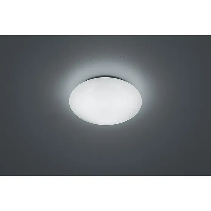 Reality Leuchten LED-Deckenleuchte rund Putz - 10 W, Ø x H: 27 x 8,5 cm, Weiß, Neutralweiß - Nahaufnahme einer runden Deckenleuchte mit Sternmuster, die an einer grauen Decke befestigt ist und helles Licht ausstrahlt.