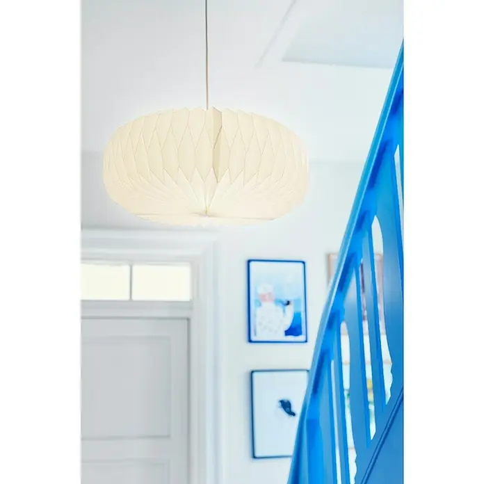 Nordlux Lampenschirm BELLOY - L x B x H: 45 x 45 x 18 cm, Weiß, 45 cm - Nahaufnahme einer modernen, weißen Pendelleuchte, die von der Decke hängt und ein gemütliches Licht verbreitet, vor einem hellen Hintergrund.