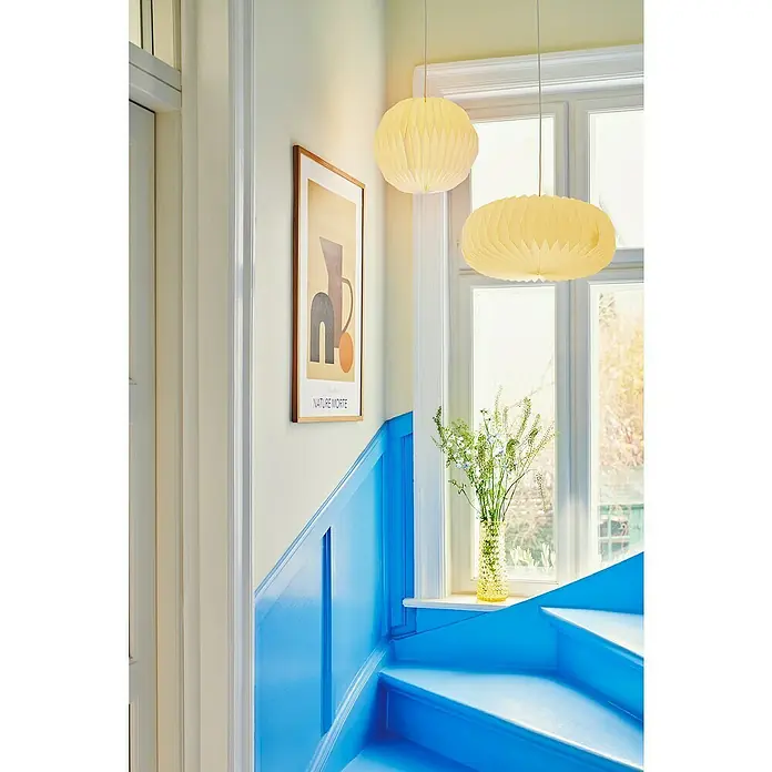 Nordlux Lampenschirm BELLOY - L x B x H: 45 x 45 x 18 cm, Weiß, 45 cm - Zwei zarte Papierlampen hängen im Flur und erhellen den Raum neben einem hellblau gestrichenen Treppenhaus.
