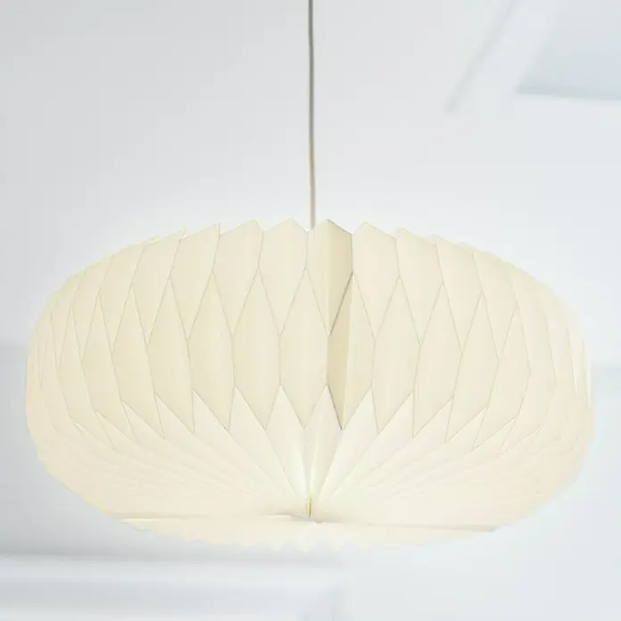 Nordlux Lampenschirm BELLOY - L x B x H: 45 x 45 x 18 cm, Weiß, 45 cm - Nahaufnahme einer runden, plissierten Pendelleuchte, die ein weiches, diffuses Licht ausstrahlt und an einem dünnen Kabel von der Decke hängt.