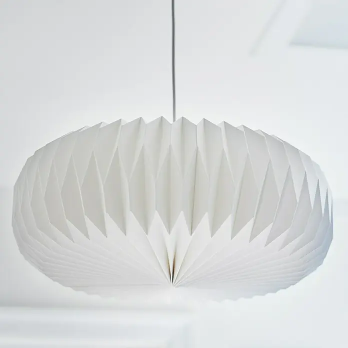 Nordlux Lampenschirm BELLOYL x B x H: 45 x 45 x 18 cm, Weiß, 45 cm - Die weiße Papierpendelleuchte mit plissiertem Design sorgt für eine moderne und stilvolle Beleuchtung in jedem Raum. Die Lampe hängt an einem grauen Kabel.