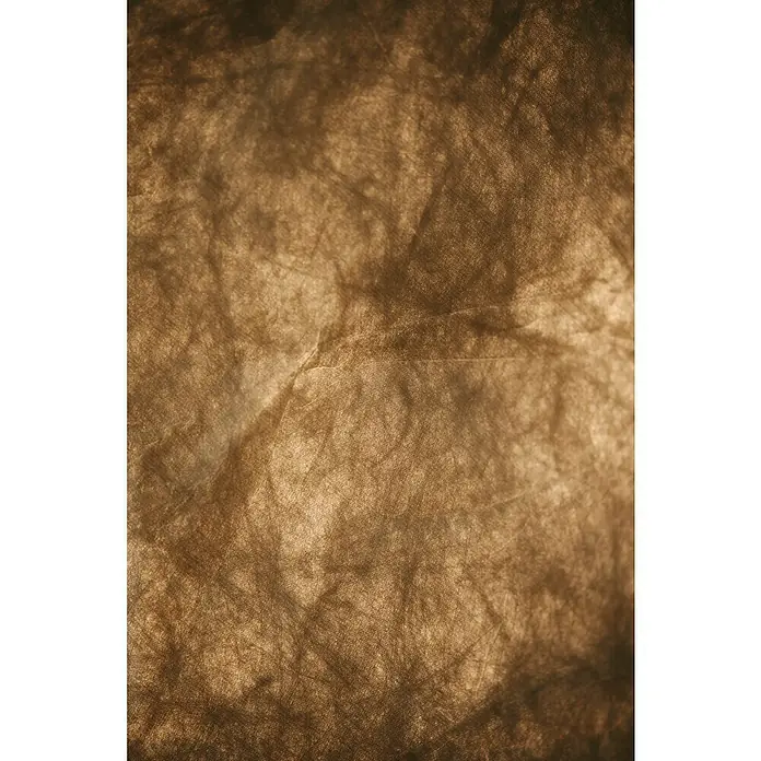 Nordlux Pendelleuchte rund CARDINE - 60 W, Ø x H: 35 x 28,5 cm, Weiß, Schwarz, E27 - Nahaufnahme einer zerknitterten, glänzenden Stoffoberfläche in einem warmen Goldbraunton. Die Textur des Materials weist feine Linien und Schattierungen auf.