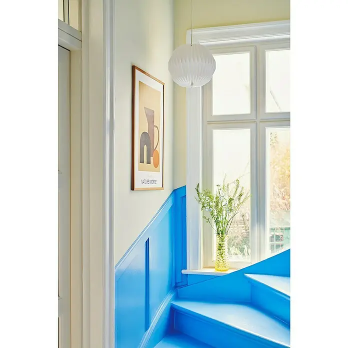 Nordlux Lampenschirm BELLOYL x B x H: 30 x 30 x 26 cm, Weiß, 30 cm - Helle Inneneinrichtung mit Treppe in kräftigem Blau, einem gerahmten Kunstdruck und einer Papierlampe für ein modernes Ambiente.