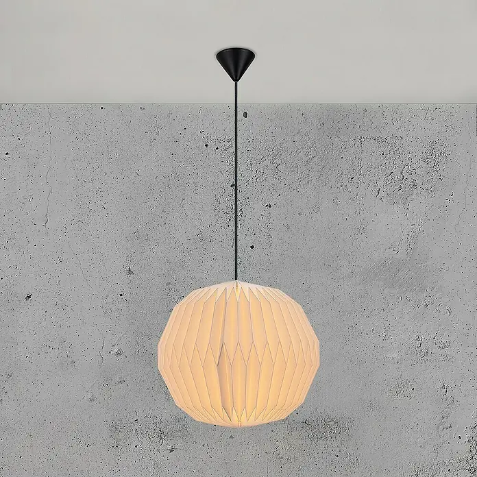 Nordlux Lampenschirm BELLOY - L x B x H: 30 x 30 x 26 cm, Weiß, 30 cm - Nahaufnahme einer stilvollen Pendelleuchte mit einem gefalteten Lampenschirm, die von der Decke hängt und ein warmes Licht in den Raum wirft.