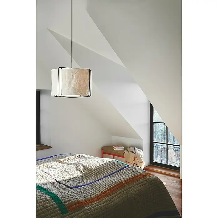 Nordlux Pendelleuchte rund CARDINE - 60 W, Ø x H: 35 x 28,5 cm, Weiß, Schwarz, E27 - Nahaufnahme einer quadratischen Papierlaternen-Hängeleuchte mit schwarzem Drahtgestell in einem hellen, modernen Schlafzimmer.
