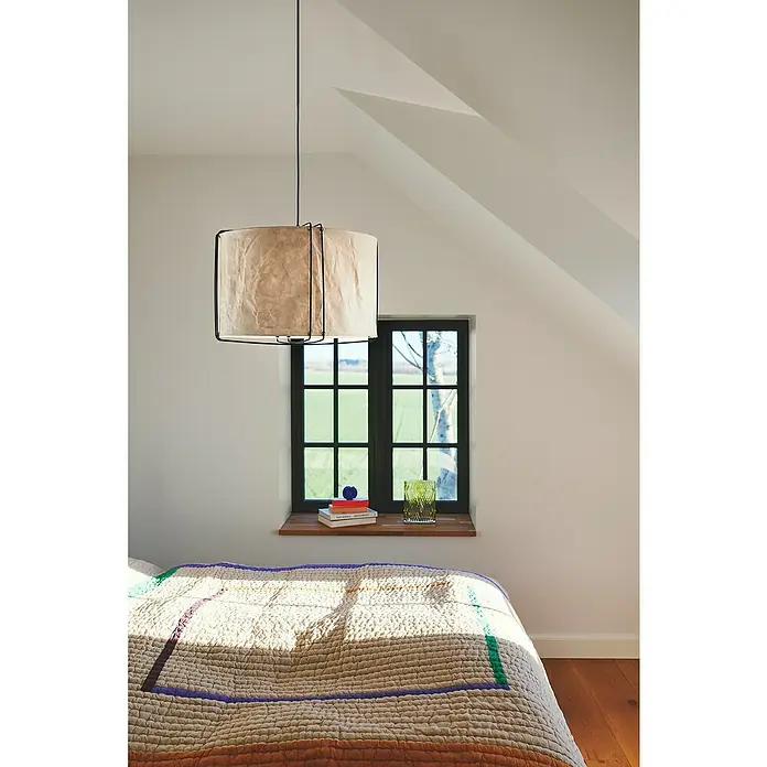 Nordlux Pendelleuchte rund CARDINE - 60 W, Ø x H: 50 x 37,5 cm, Weiß, Schwarz, E27 - Hängelampe mit schwarzem Rahmen und Papierlampenschirm über einem Fenster mit Blick auf eine grüne Landschaft.