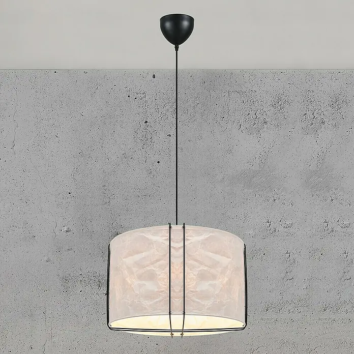 Nordlux Pendelleuchte rund CARDINE - 60 W, Ø x H: 50 x 37,5 cm, Weiß, Schwarz, E27 - Stilvolle Hängelampe mit einem zylindrischen Schirm aus weißem Stoff und einem schwarzen Metallrahmen, die eine elegante Beleuchtungslösung bietet.
