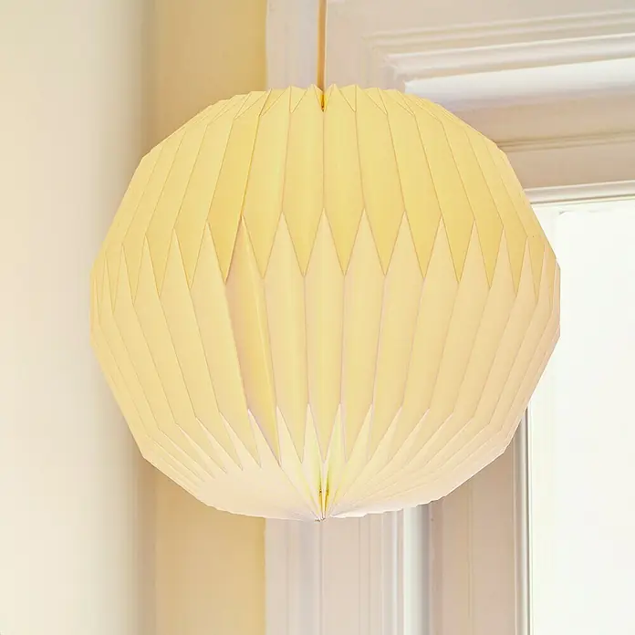 Nordlux Lampenschirm BELLOYL x B x H: 30 x 30 x 26 cm, Weiß, 30 cm - Nahaufnahme einer Papier-Pendelleuchte in einem Innenraum, die ein warmes Licht ausstrahlt und eine gefaltete Textur aufweist.