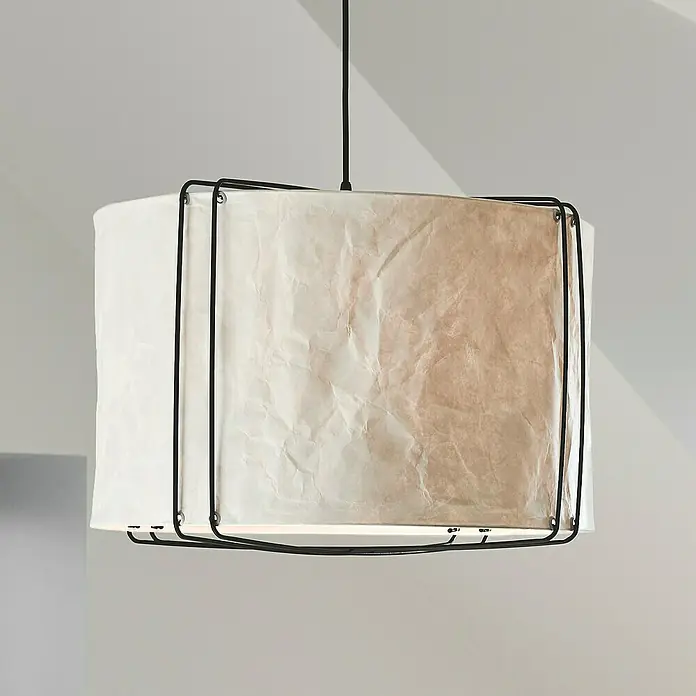 Nordlux Pendelleuchte rund CARDINE - 60 W, Ø x H: 35 x 28,5 cm, Weiß, Schwarz, E27 - Elegante Hängeleuchte mit einem quadratischen Lampenschirm aus zerknittertem Papier und einem schwarzen Metallrahmen, die ein modernes Ambiente schafft.