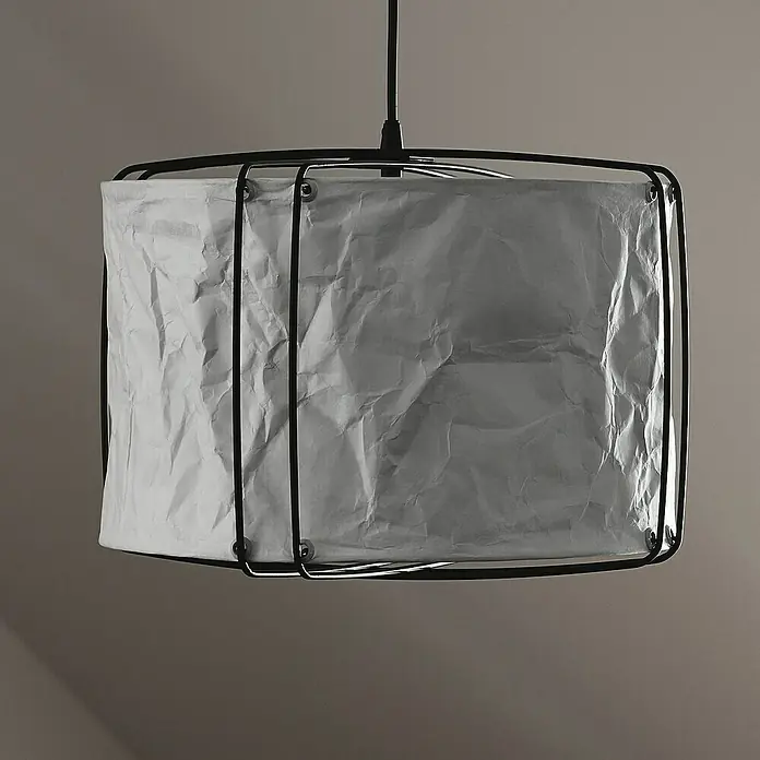 Nordlux Pendelleuchte rund CARDINE - 60 W, Ø x H: 35 x 28,5 cm, Weiß, Schwarz, E27 - Stylische Hängeleuchte mit rechteckigem, zerknittertem Lampenschirm und schwarzem Metallrahmen für moderne Beleuchtung.