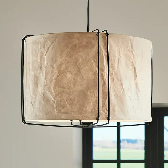 Nordlux Pendelleuchte rund CARDINE - 60 W, Ø x H: 50 x 37,5 cm, Weiß, Schwarz, E27 - Eine moderne Hängelampe mit einem beigefarbenen, zerknitterten Lampenschirm und einem schwarzen Metallrahmen, die ein warmes Licht ausstrahlt.