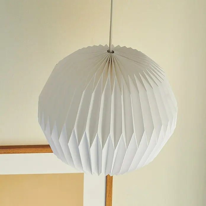 Nordlux Lampenschirm BELLOY - L x B x H: 30 x 30 x 26 cm, Weiß, 30 cm - Helle Innenaufnahme einer dekorativen, weißen Papier-Hängeleuchte mit einem plissierten Design und einer schlanken, weißen Aufhängung.