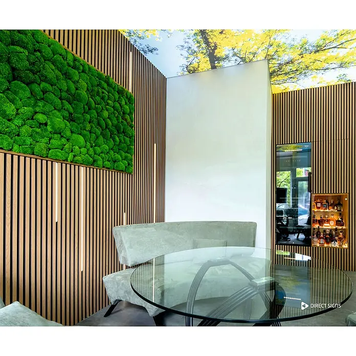 Direct Signs Lichtleiste für Akustikpaneele - Länge: 51,5 cm, Lichtfarbe: Warmweiß, 6 W, 420 lm, 24 V - Stilvolles Interieur mit Mooswand, Holzpaneelen und einem eleganten Glastisch, der eine moderne und natürliche Atmosphäre schafft.