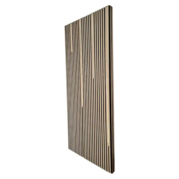 Direct Signs Lichtleiste für Akustikpaneele - Länge: 51,5 cm, Lichtfarbe: Warmweiß, 6 W, 420 lm, 24 V - Nahaufnahme einer dekorativen Wandplatte aus Holzlatten mit integrierter Beleuchtung für moderne Innenräume.