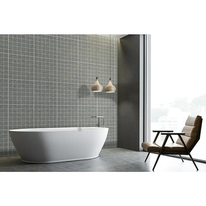Mosaikfliese Komposit30 x 30 cm, Grau, Glänzend - Freistehende Badewanne in einem modernen Badezimmer mit grauen Fliesen und hängenden Lampen für ein entspannendes Ambiente.