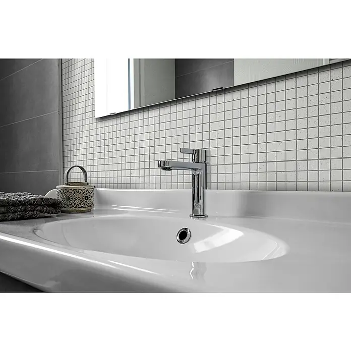 Mosaikfliese Komposit30 x 30 cm, Weiß, Glänzend - Nahaufnahme eines modernen Waschbeckens mit glänzender Armatur und Mosaikhintergrund, das eine elegante Badezimmerausstattung zeigt.