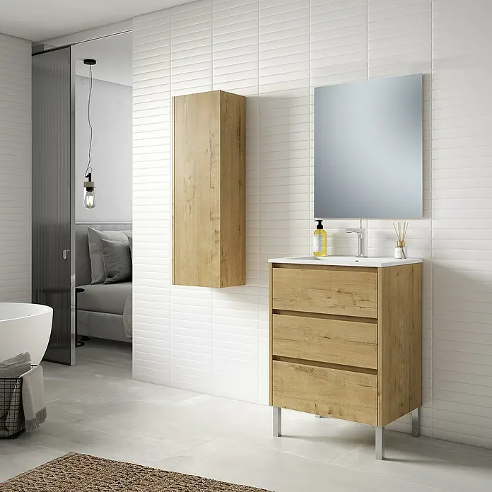 Conjunto de mueble de baño Iris - 60 cm, Nogal, 3 pzs. - Escena de baño con un moderno mueble de lavabo con aspecto de madera, un espejo y un armario de pared.
