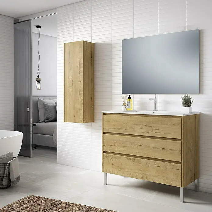 Conjunto de mueble de baño Iris - 80 cm, Nogal, 3 pzs. - Interior de baño con mueble de lavabo de madera clara, armario de pared a juego y espejo grande.