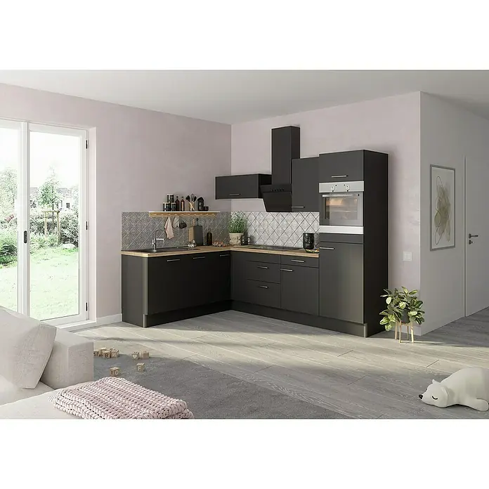 Optifit Winkelküche OPTIkoncept Ingvar420 Typ 1B x T: 270 x 200 cm, Anthrazit, Mit Elektrogeräten, Spüle links - Moderne Küche in dunklen Farbtönen mit stilvollen Akzenten und Blick ins Grüne, die einladend wirkt.