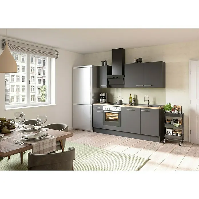 Optifit Küchenleerblock OPTIkoncept Ingvar420 - Breite: 210 cm, Anthrazit, Ohne Elektrogeräte - Moderne Küche mit grauen Schränken, einem Edelstahlkühlschrank und einem Esstisch mit Stühlen. Das große Fenster sorgt für Helligkeit.